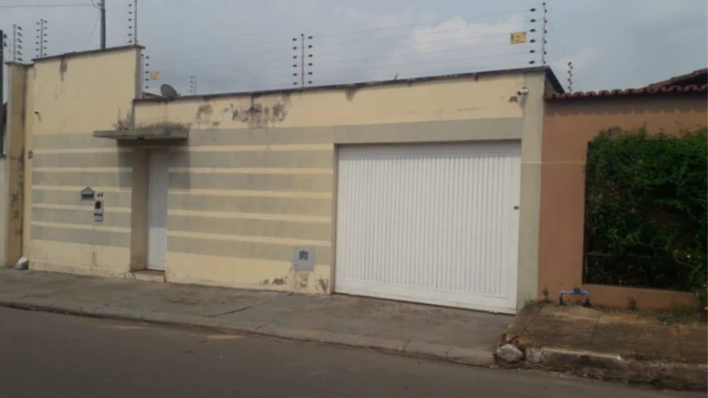 Casa com Piscina na Rua Ademar Vicente Ferreira em Araguaína/TO em Araguaína - Tocantins