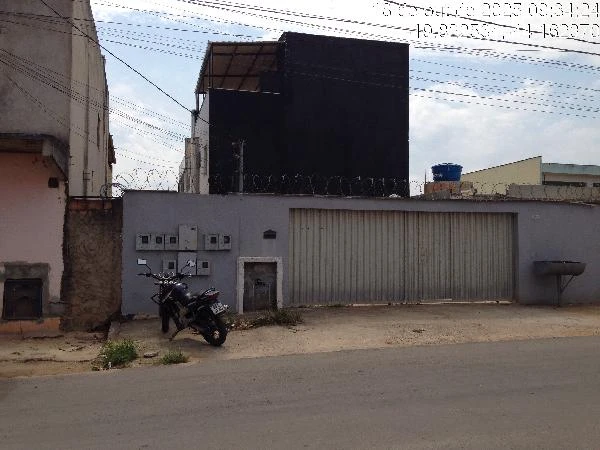 Apartamento em condomínio com portão e muro de proteção na Rua Holanda, Esmeraldas MG