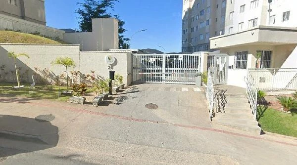 Imagem de entrada de condomínio com portão de acesso e ruas internas