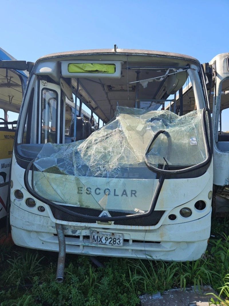 Ônibus branco Agrale MA120 Neobus Spec com para-brisa danificado em pátio de leilão