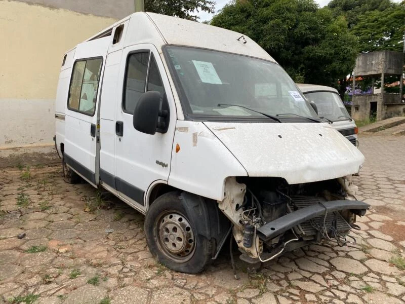Fiat Ducato Van com avarias frontais em Ipatinga - Minas Gerais
