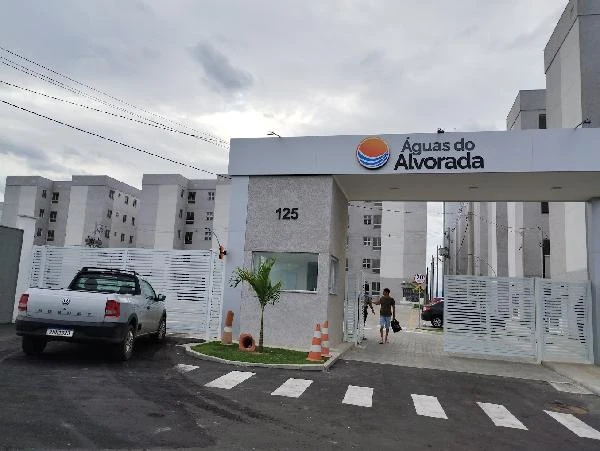 Apartamento branco em condomínio com portaria 24h e segurança ativa no Águas do Alvorada