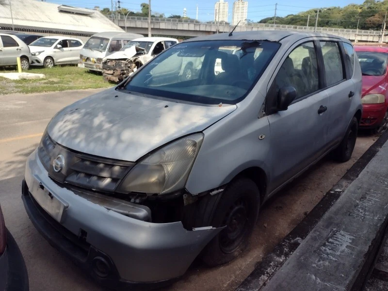 Nissan Livina SUCATA APROVEITÁVEL - MOTOR FALTANDO PEÇAS em Salvador - Bahia