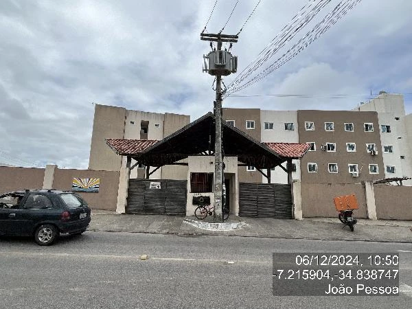 Apartamento em condomínio residencial com vaga de garagem e área de serviço