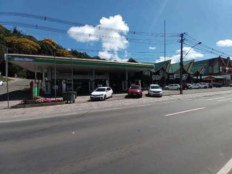 Terreno com Edificações e Posto de Gasolina em Gramado/RS em Gramado - Rio Grande do Sul