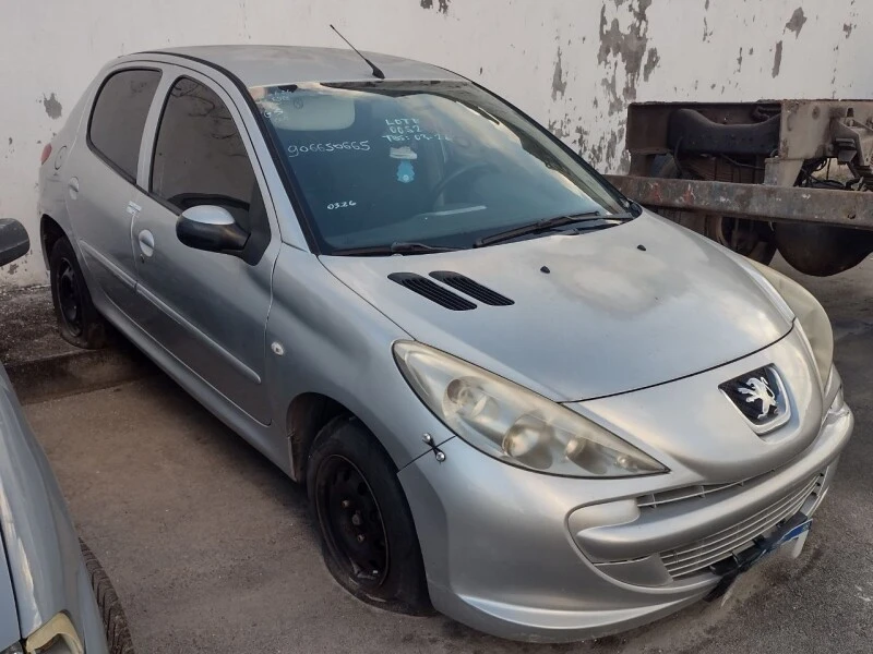 Peugeot 207Hb XR Conservado com danos externos em Salvador - Bahia