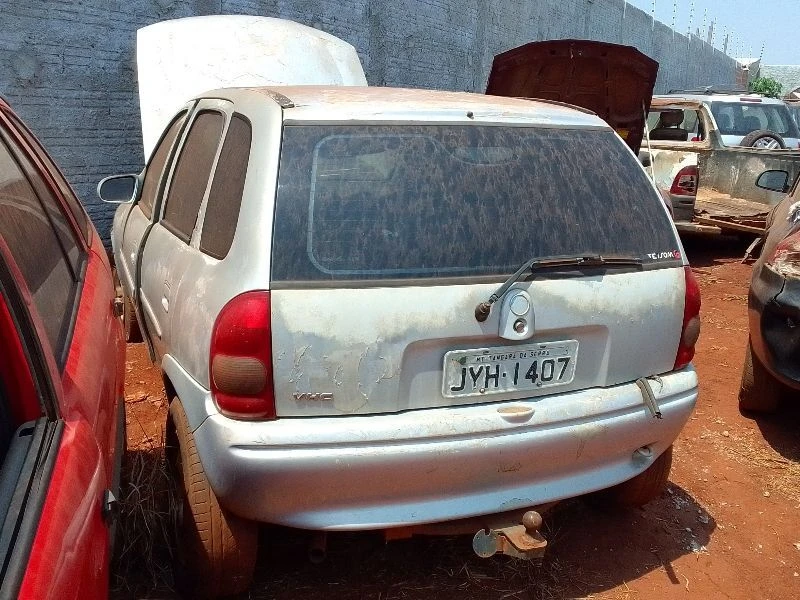 Chevrolet Corsa Milenium 2001/2002 Prata em Tangará De Serra - Mato Grosso