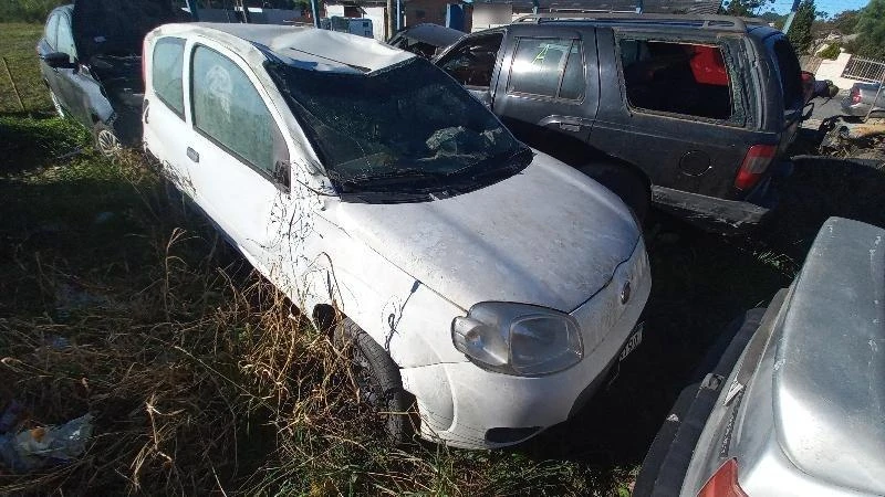 Fiat Uno Vivace 1.0 2014 Sucata Grande Monta em Rio Negrinho - Santa Catarina