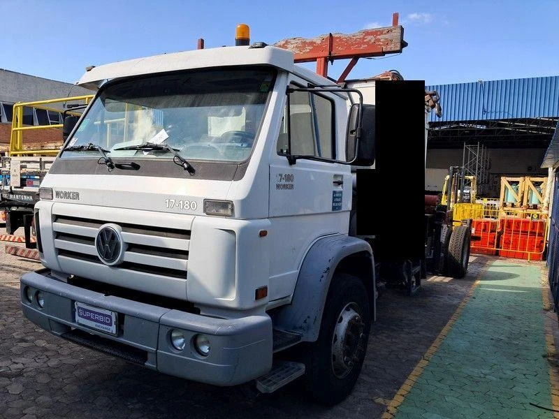 Volkswagen 17.180 Worker 2010/2011 4x2 Automático? em Contagem - Minas Gerais