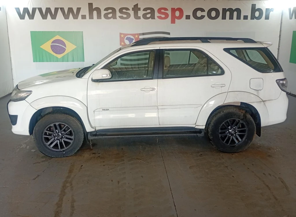 Toyota Hilux SW4 4x2SR 2012/2013 Branco em Casa Branca - São Paulo