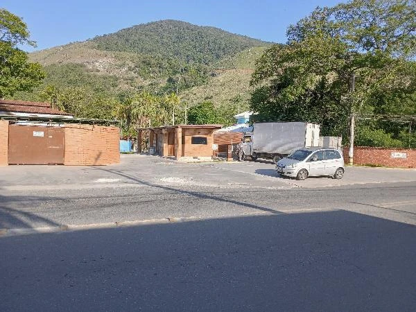 Prédio com 3 Quartos em Nova Iguaçu/RJ em Nova Iguacu - Rio de Janeiro