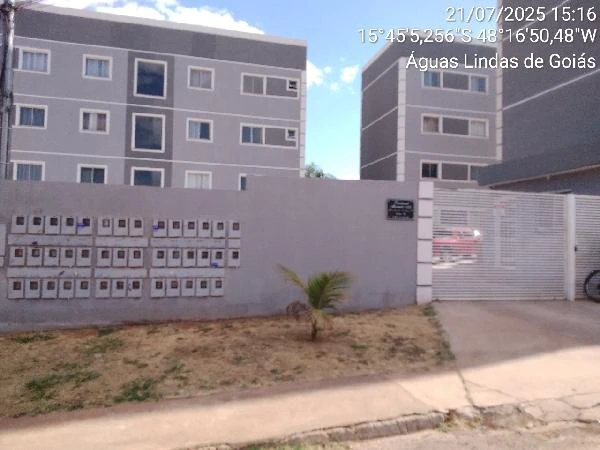 Apartamento cinza em condomínio residencial com portão branco e caixas de correio na parede em Águas Lindas de Goiás