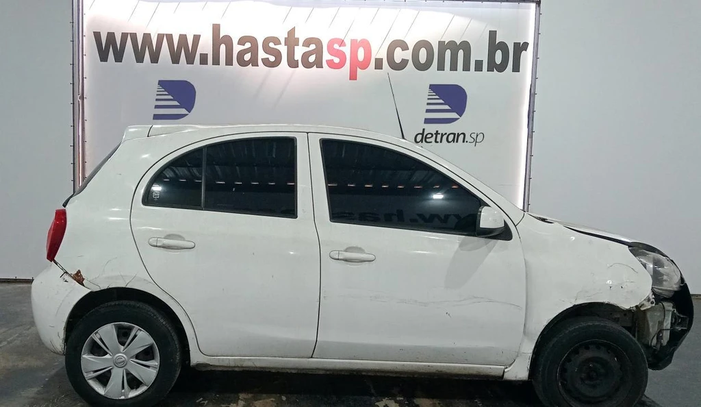 Nissan March 2018 2019 Branca em Casa Branca - São Paulo