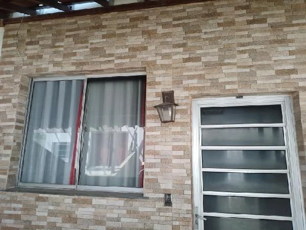 Apartamento com fachada de revestimento e porta de vidro