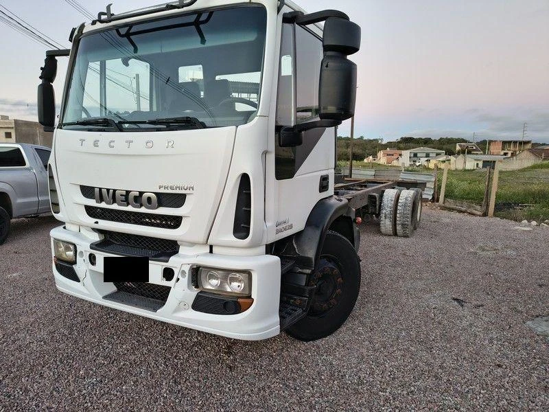 Iveco Tector 240E28 2016 6x2 Diesel Manual em Curitiba - Paraná