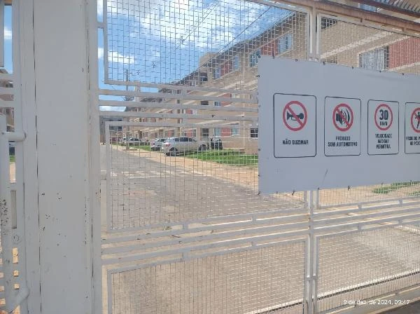 Imagem de apartamento em condomínio com portão de acesso e área externa