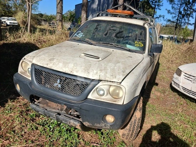 Mitsubishi L200 L200 4x4 GL Observado Motor faltando peças em Mogi Das Cruzes - São Paulo
