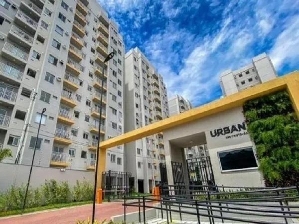 Apartamento em condomínio com fachada de prédios altos