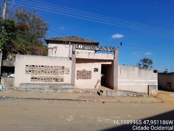 Apartamento bege no Condomínio Residencial Arizona XV com entrada principal e fachada em área urbana