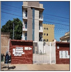 Apartamento residencial em condomínio com entrada de grade e torre de apartamentos