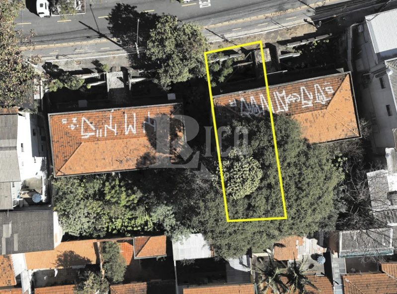 Prédio Comercial com 2 lojas e residência em São Paulo/SP em São Paulo