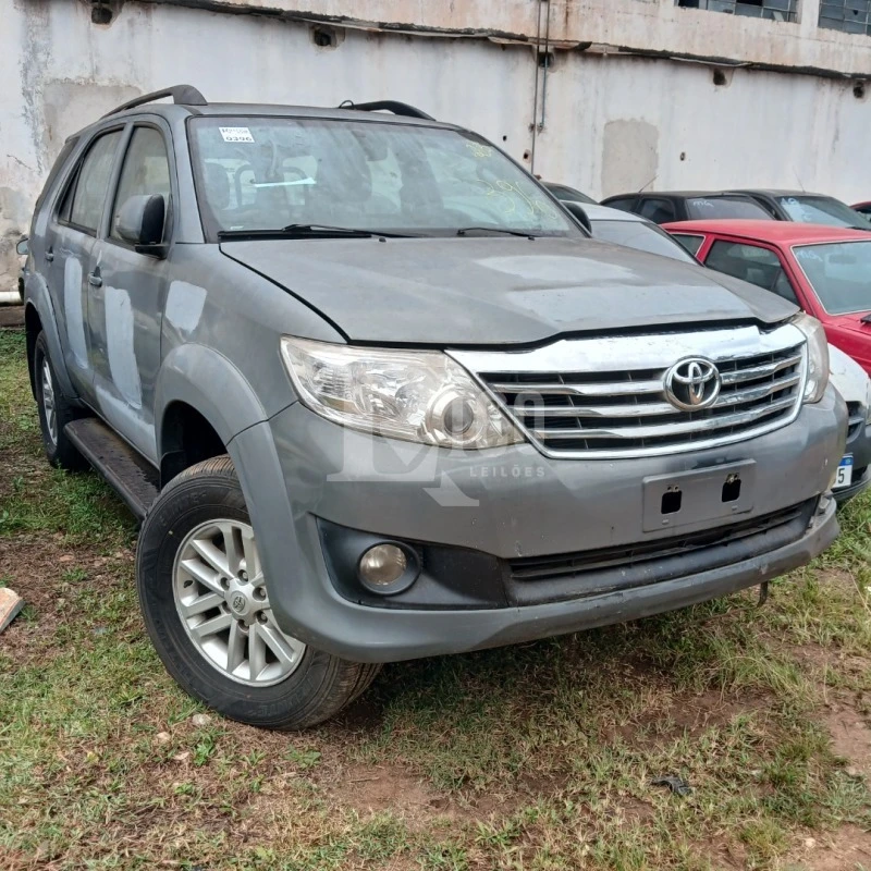 Toyota Hilux SW4 SR 4x2 em Mogi Das Cruzes - São Paulo