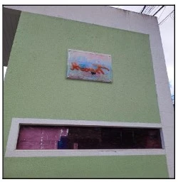 Façade de edificio verde com janela alonga em condominio residencial