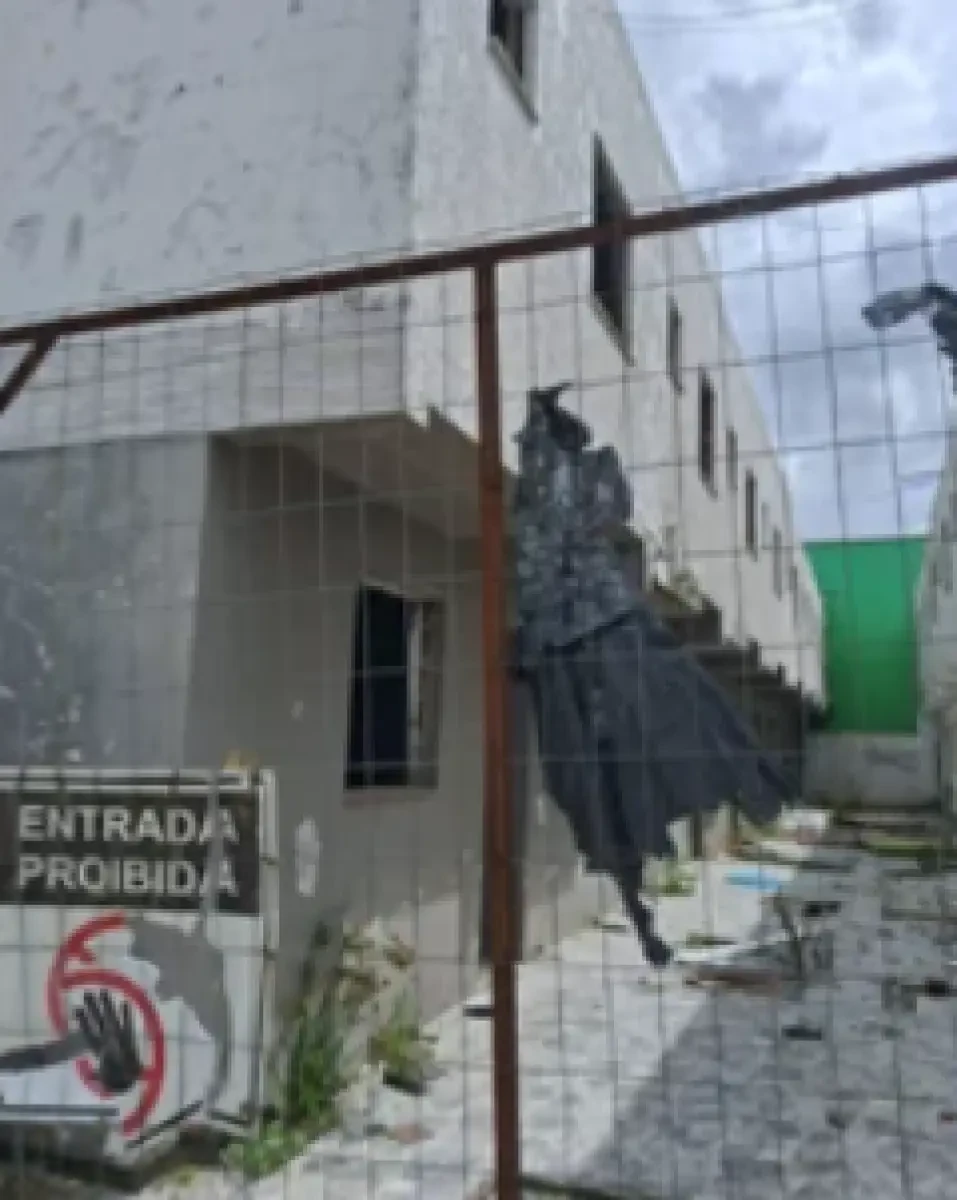 Terreno Terreno com Prédio de Alvenaria em Pelotas/RS em Pelotas - Rio Grande do Sul