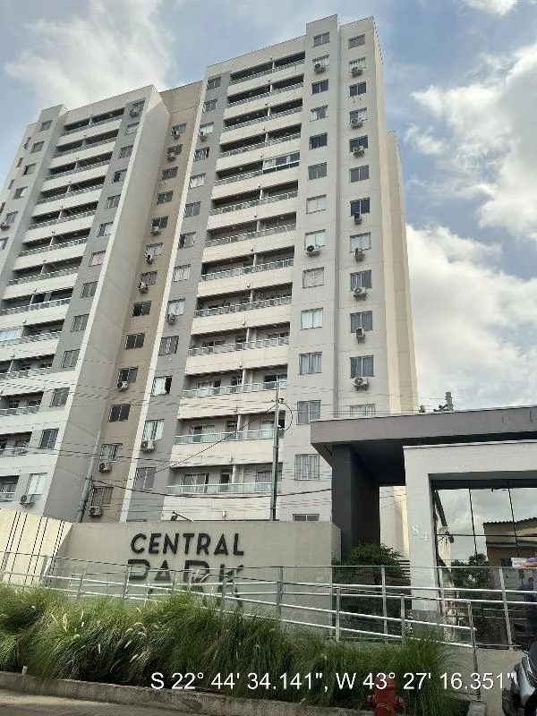 Apartamento branco de 14 andares no Condomínio Residencial Central PA com fachada em bom estado