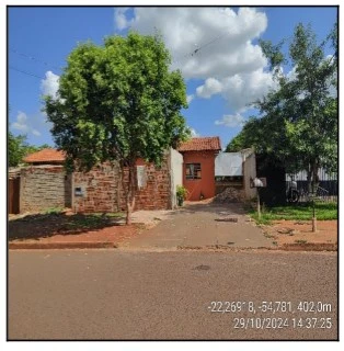 Terreno com 3 casas invadidas em Dourados/MS em Dourados - Mato Grosso do Sul