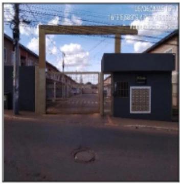 Apartamento com portaria e acesso eletrônico em condomínio residencial com muro cinza e entrada automatizada