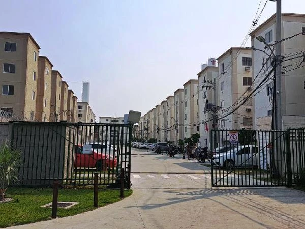 Apartamento em condomínio com entrada de portão e área de estacionamentos