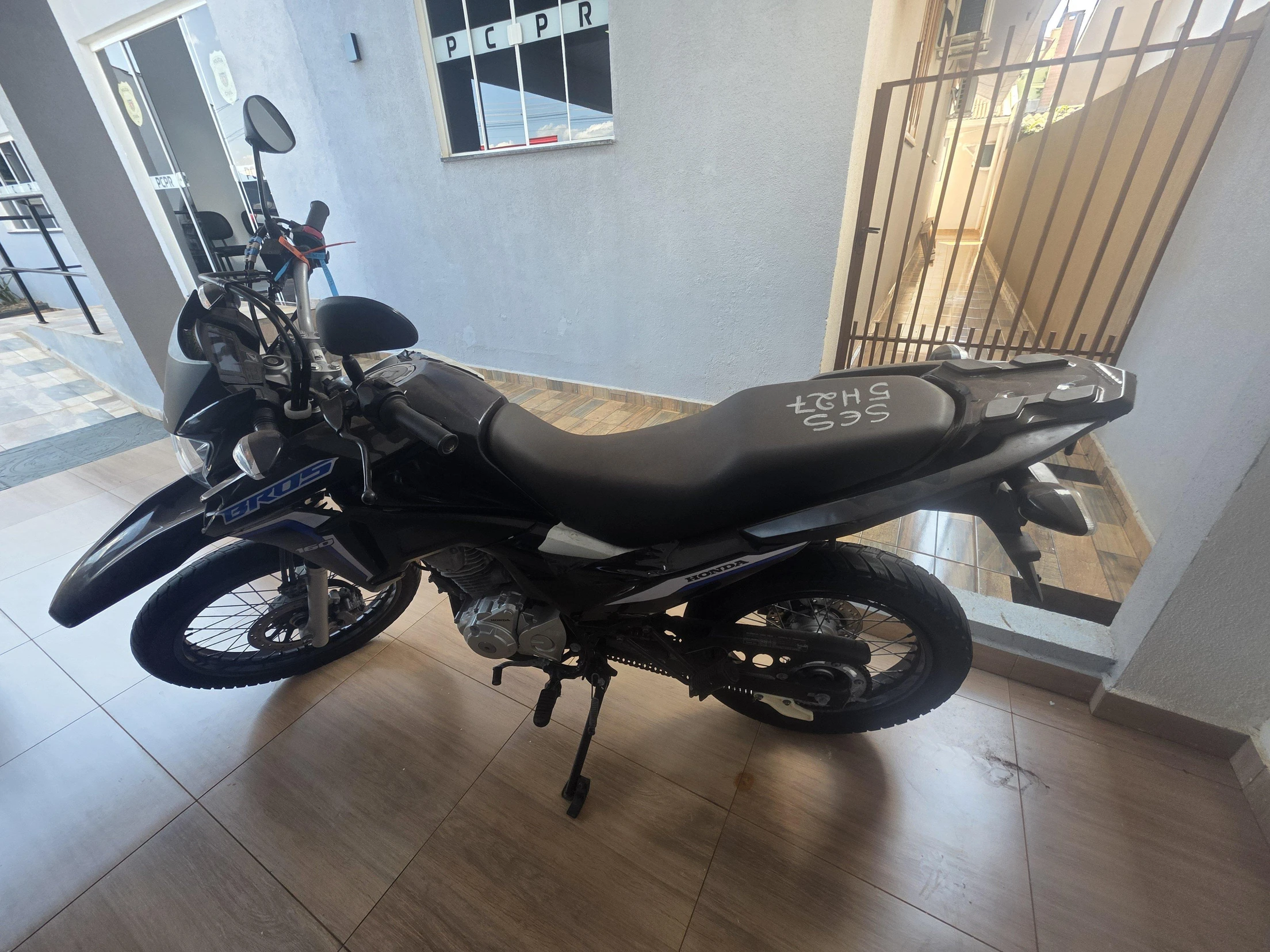 Honda NXR 160 Bros ESDD 2023 Branca em Campina Da Lagoa - Paraná