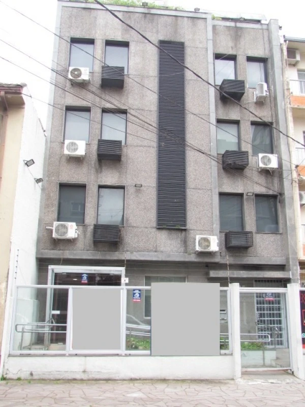Prédio com 12 apartamentos adaptado para clínica em Porto Alegre/RS em Porto Alegre - Rio Grande do Sul