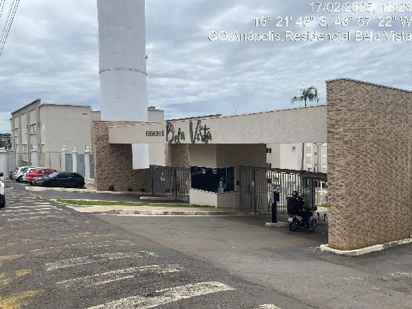 Apartamento no Condomínio Residencial Bela Vista com fachada e portaria de segurança visíveis em Anápolis