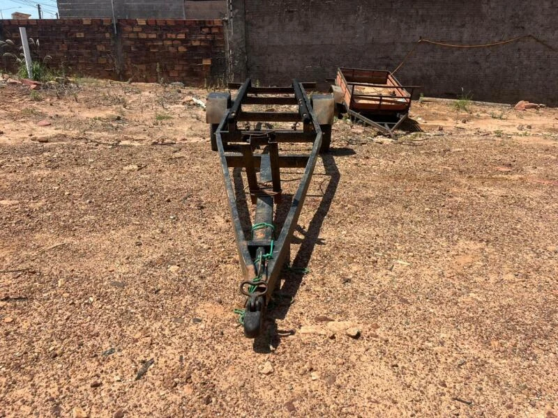 Reboque de veículo Amazonia Classic branco estacionado em terreno seco com paredes de tijolos ao fundo