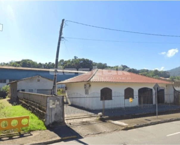 Casa com 2 benfeitorias: casa e galpão em Jaraguá do Sul/SC em Jaraguá Do Sul - Santa Catarina