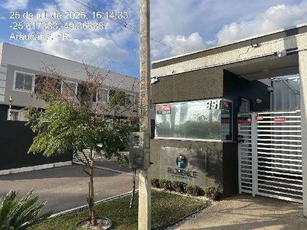 Apartamento com fachada moderna na entrada de condomínio residencial com jardim e portão de segurança em Araucária PR