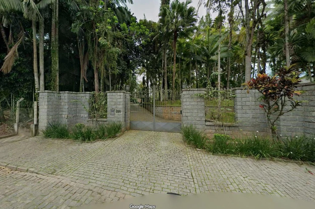 Fração 50% de Terreno com casa em Blumenau/SC em Blumenau - Santa Catarina