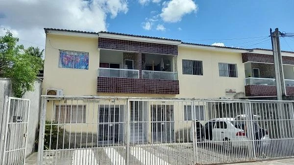 Apartamento em condomínio com vaga de garagem e fachada simples