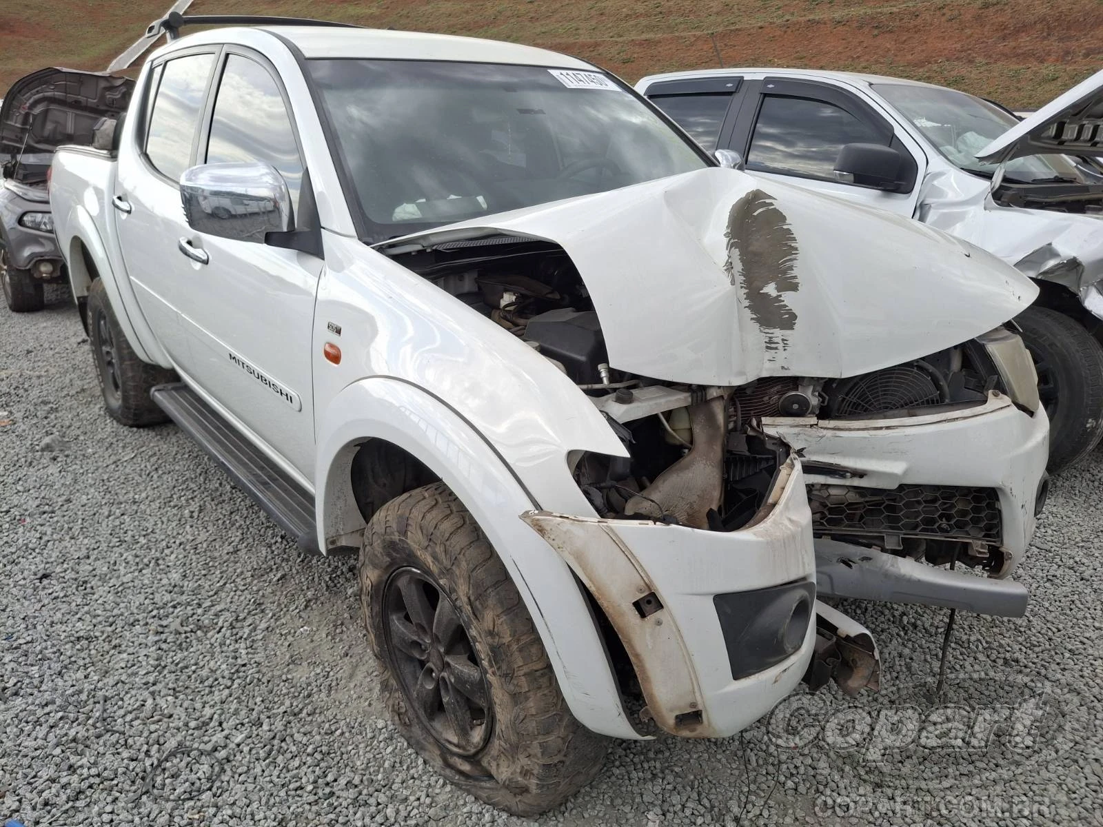 Mitsubishi L200 Triton 2013 2.4 16V Frontal em Itaquaquecetuba - São Paulo