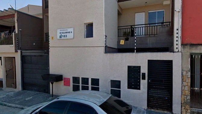 Apartamento bege com varanda e janela com grade no 2º andar de condomínio residencial na Vila Matilde com carro prata estacionado em frente