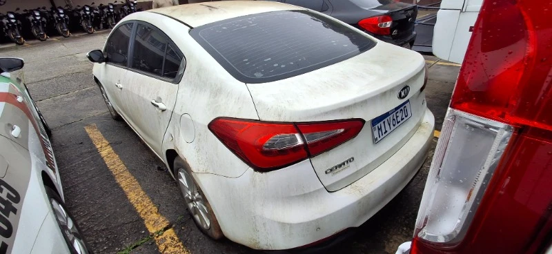 Kia Cerato 2013/2014 em Balneário Camboriú - Santa Catarina