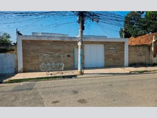 Apartamento com fachada simples em avenida residencial de Nilópolis