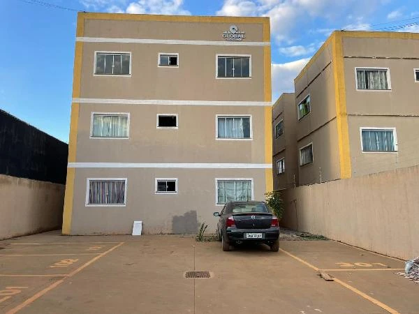 Apartamento em condomínio com vaga de garagem e fachada residencial