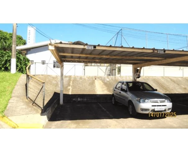 Apartamento prateado em vaga coberta com estrutura metálica no Residencial Parque dos Sabiás III IV em Bauru