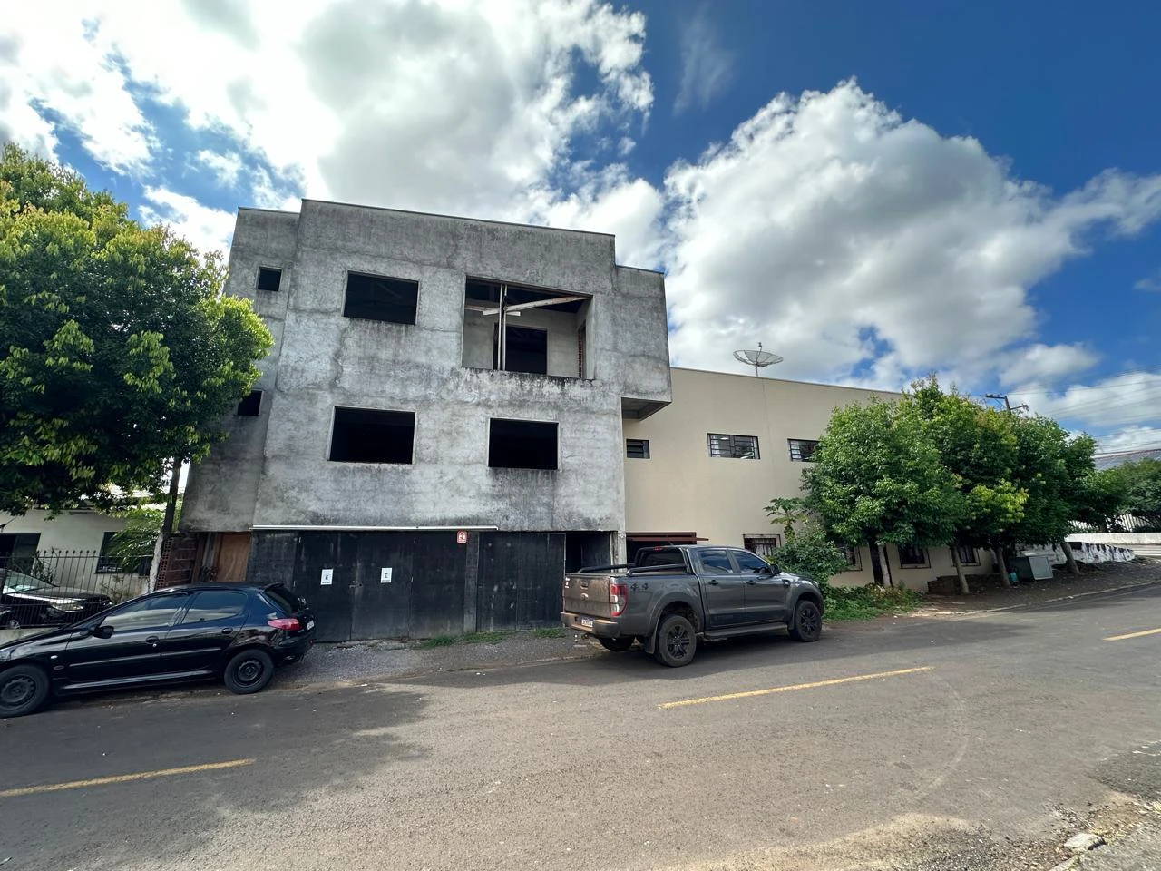 Sala Comercial com 352m² construída + 541m² em construção em Francisco Beltrão/PR em Francisco Beltrão - Paraná