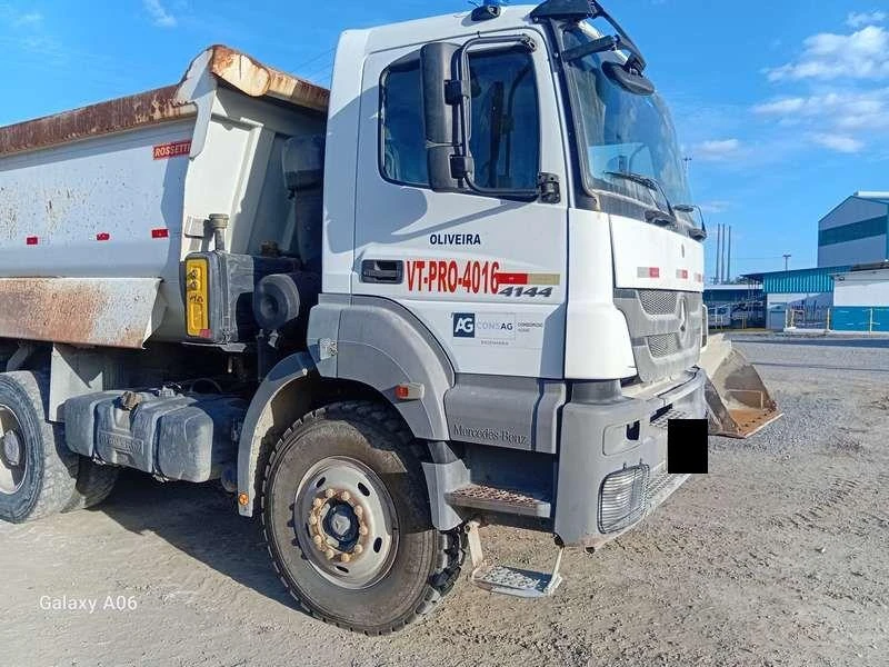 Mercedes-Benz Axor 4144K6X4 2019 Branco 6x4 Basculante em Jaguarari - Bahia