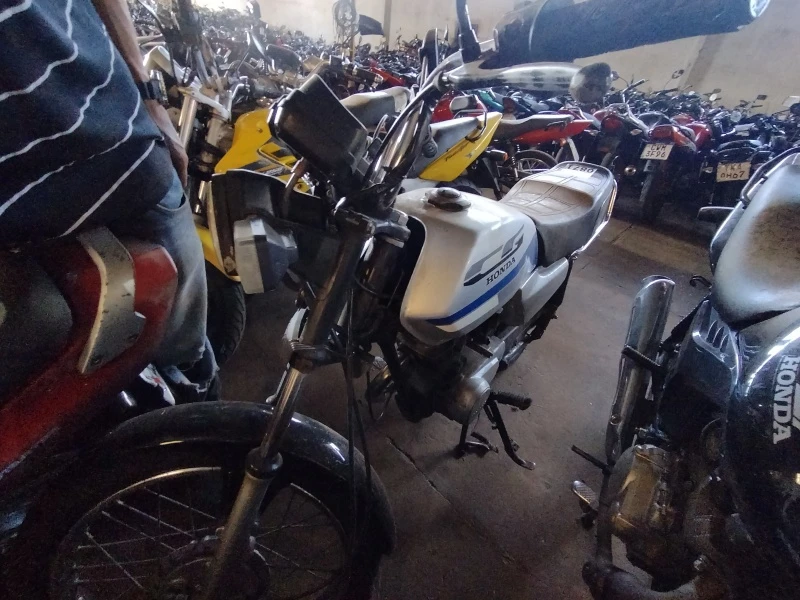 Honda Motocicleta Branca com detalhes azuis em Tupã - São Paulo