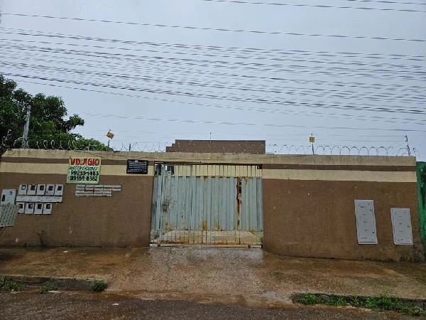 Apartamento com portão de ferro revestido por muro alto com cerca elétrica em área residencial